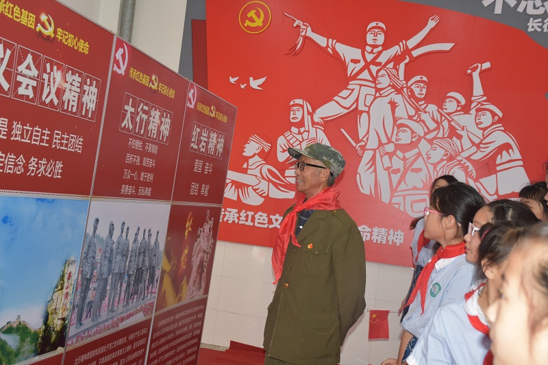 三界中心小学邀请老战士到学校开展党史宣讲.JPG