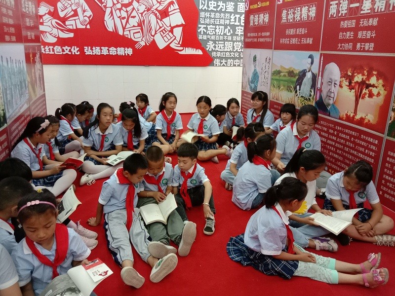 三界中心小学组织少先队员开展读红色书籍活动.jpg