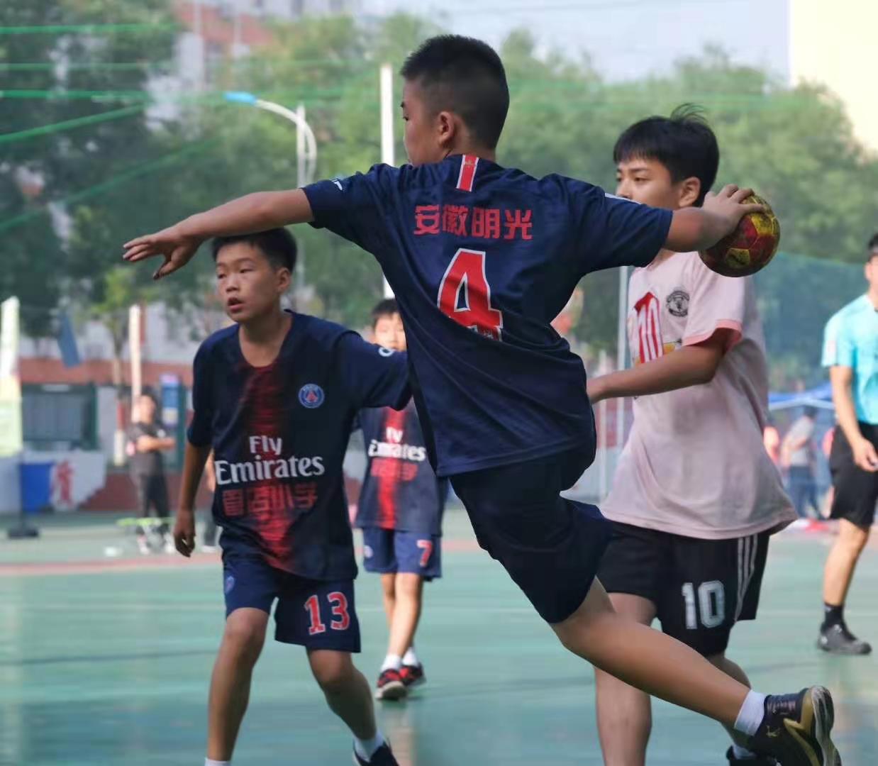 管店小学手球队队员于赛场比赛图 (2).jpg