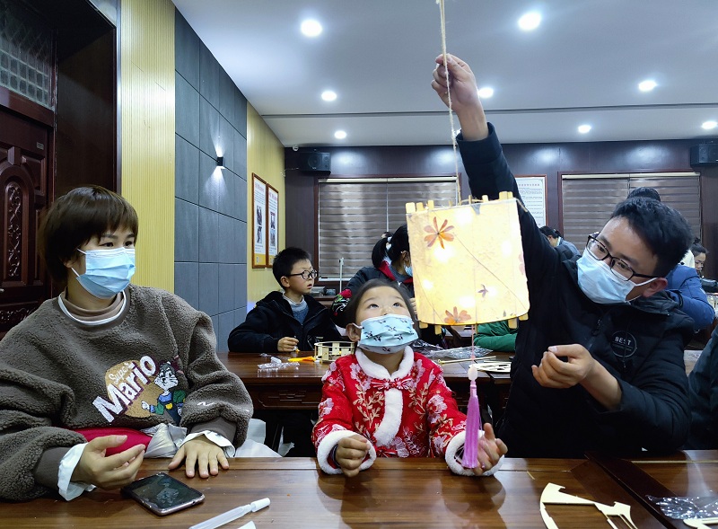 小小手做宫灯亲子艺术沙龙.jpg