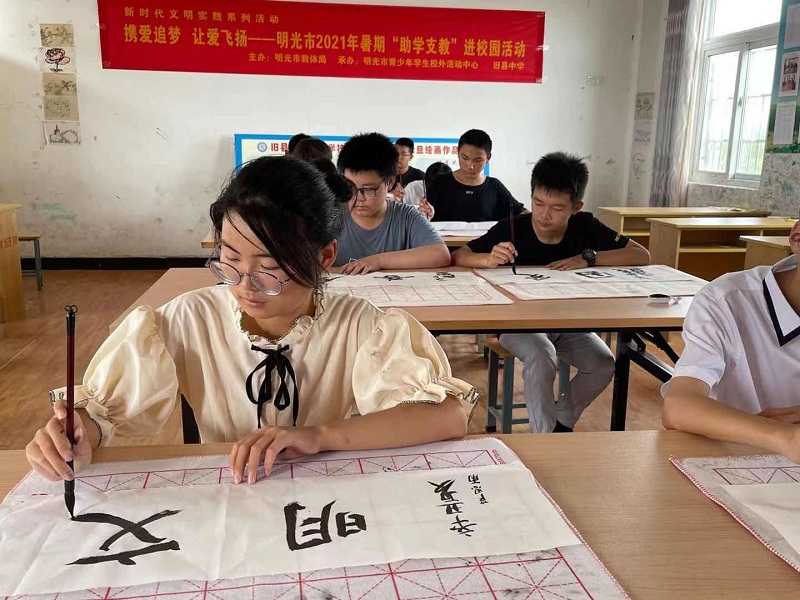 明光市“烛光”助学支教志愿队开展关爱“留守儿童公益行”活动3.jpg