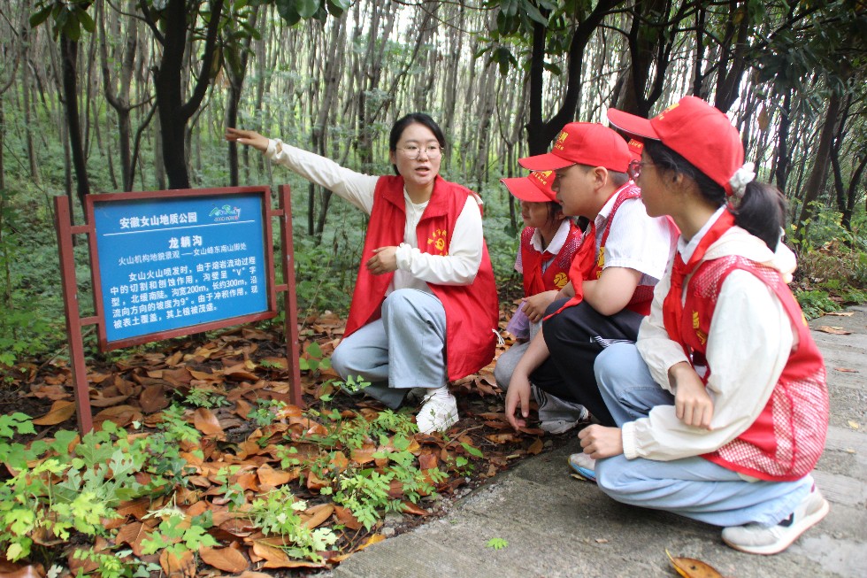 图为科普中国专家、明光市自然资源和规划局专家何玉莹向学生们介绍火山通道.jpg