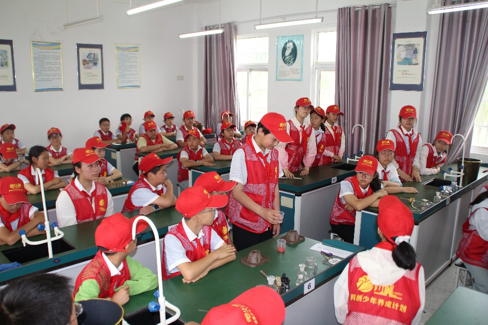 图为学生进行火山喷发模拟实验.jpg