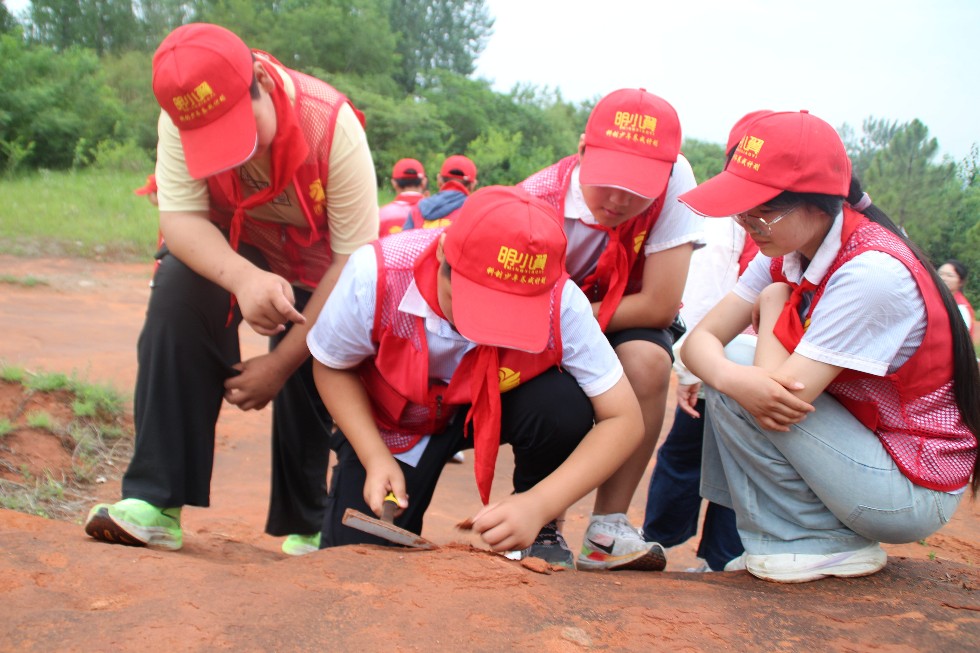 图为学生采集红砂岩样本.jpg