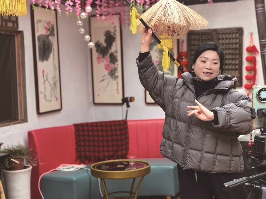 在柳巷镇浮山村“和美乡村直播间”内，非遗代表性传承人朱晓飞直播教学滁州市级非遗代表性项目“柳巷钱杆子”。.jpg
