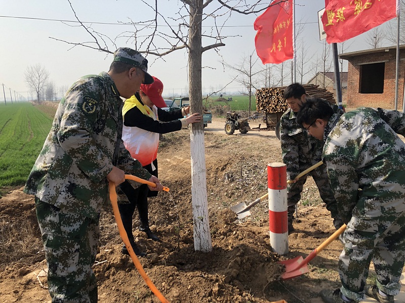 3月10日，植树节到临之际，组织退役军人志愿者种植银杏树，打造银杏大道.JPG