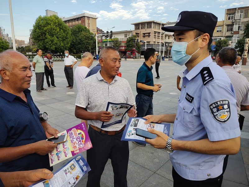 2021年9月24日明光市公安局在南湖广场开展反电信诈骗精神文明创建活动(5).jpg