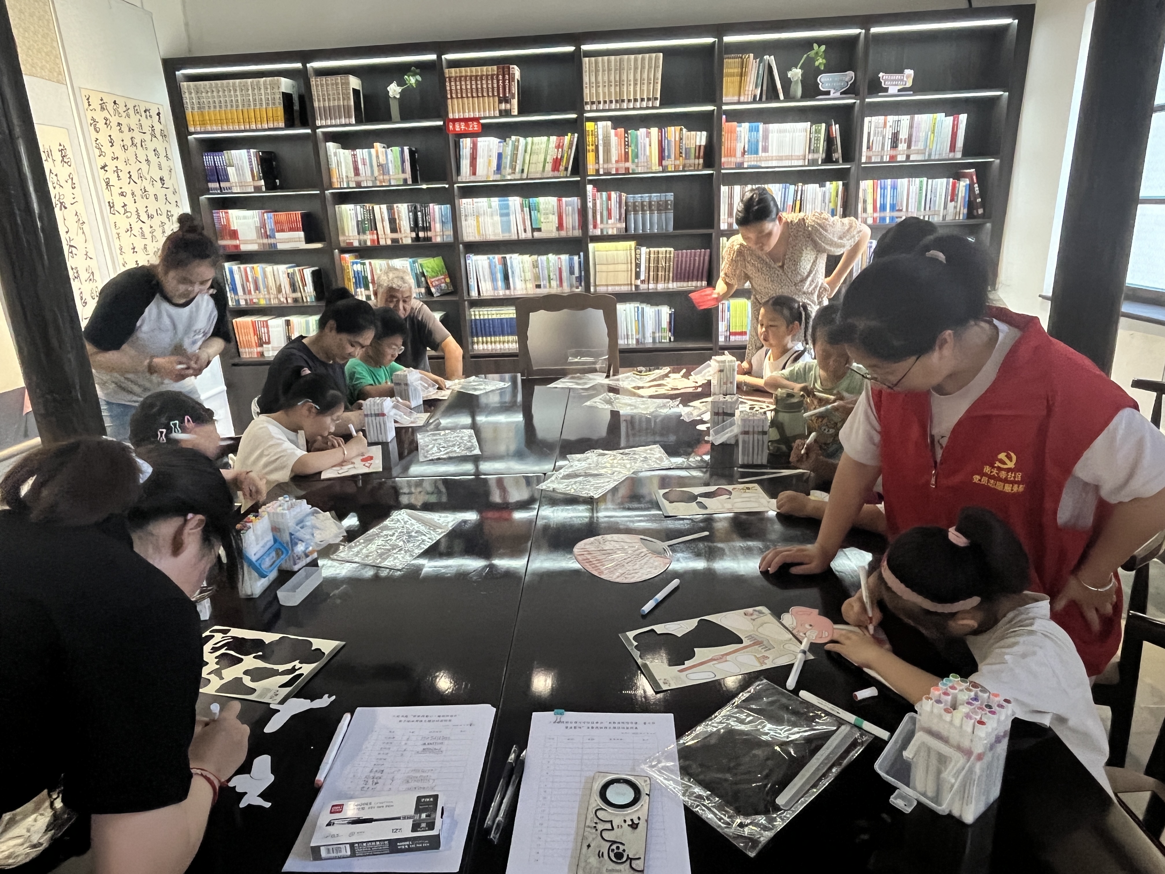 明光街道南大寺社区：光影流转传非遗 童心共赏皮影戏 (2).jpg