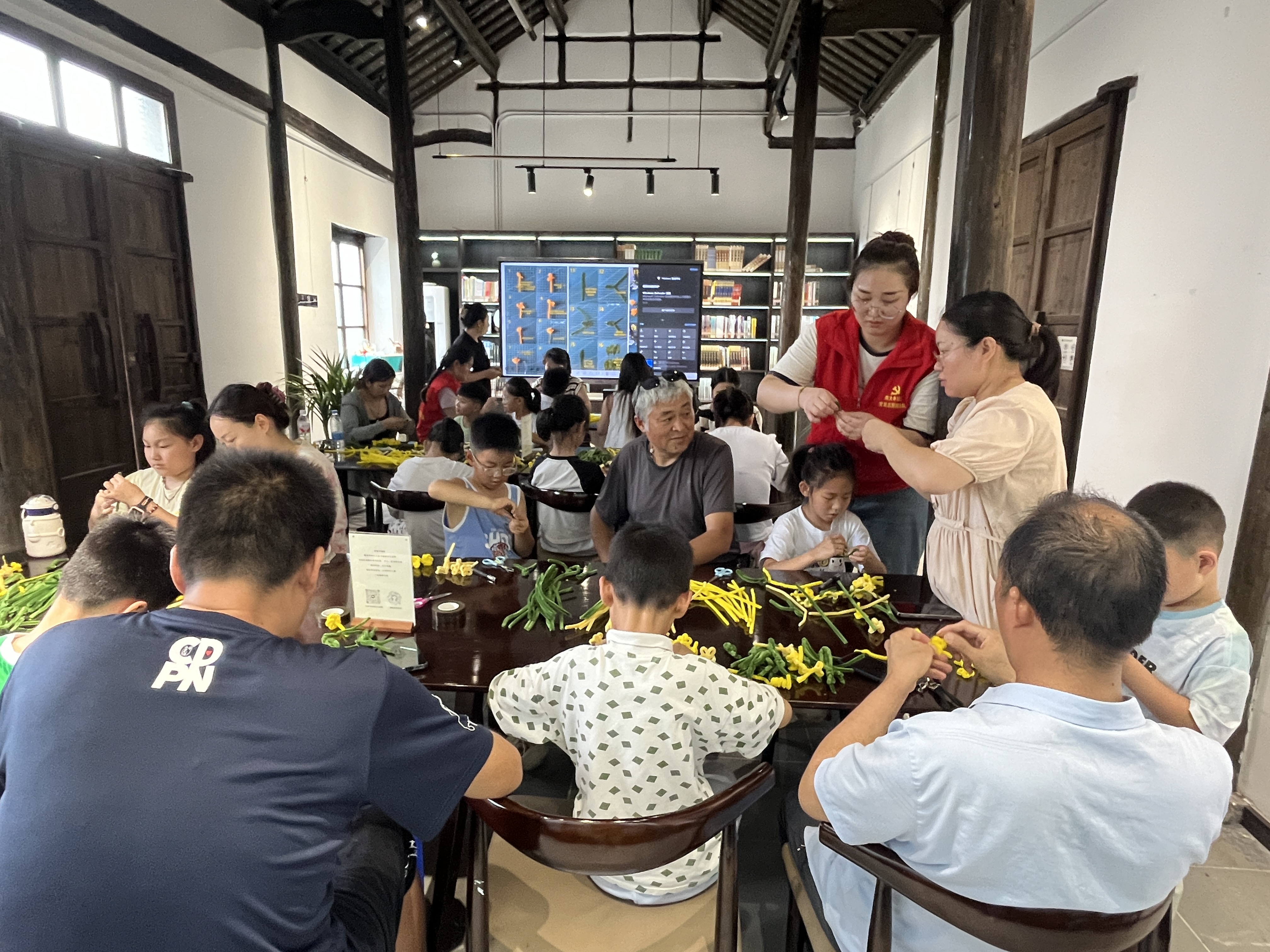 明光街道南大寺社区开展“邂逅立秋，探寻时节之美”手工活动 (4).jpg