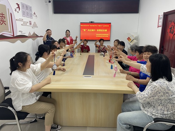 外宣：明光街道交通路社区：“巧手制香囊，浓情迎端午”.jpg