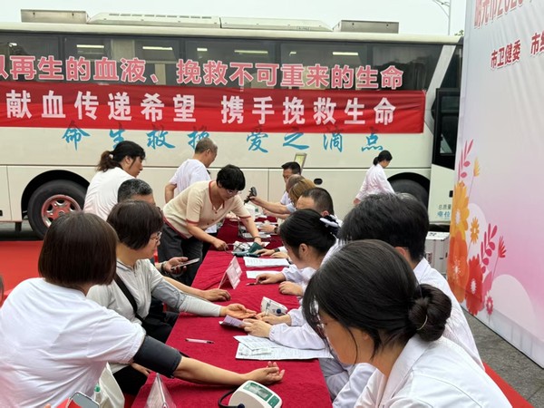2025616明光市卫健委：献血传递希望,携手挽救生命  明光市2025年世界献血者日无偿献血知识科普暨义诊活动22.jpg