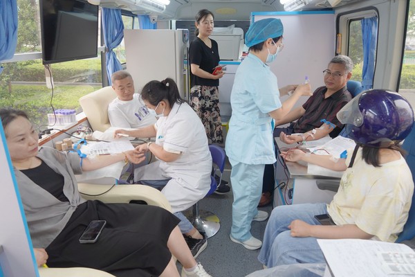 2025616明光市卫健委：献血传递希望,携手挽救生命  明光市2025年世界献血者日无偿献血知识科普暨义诊活动33.jpg