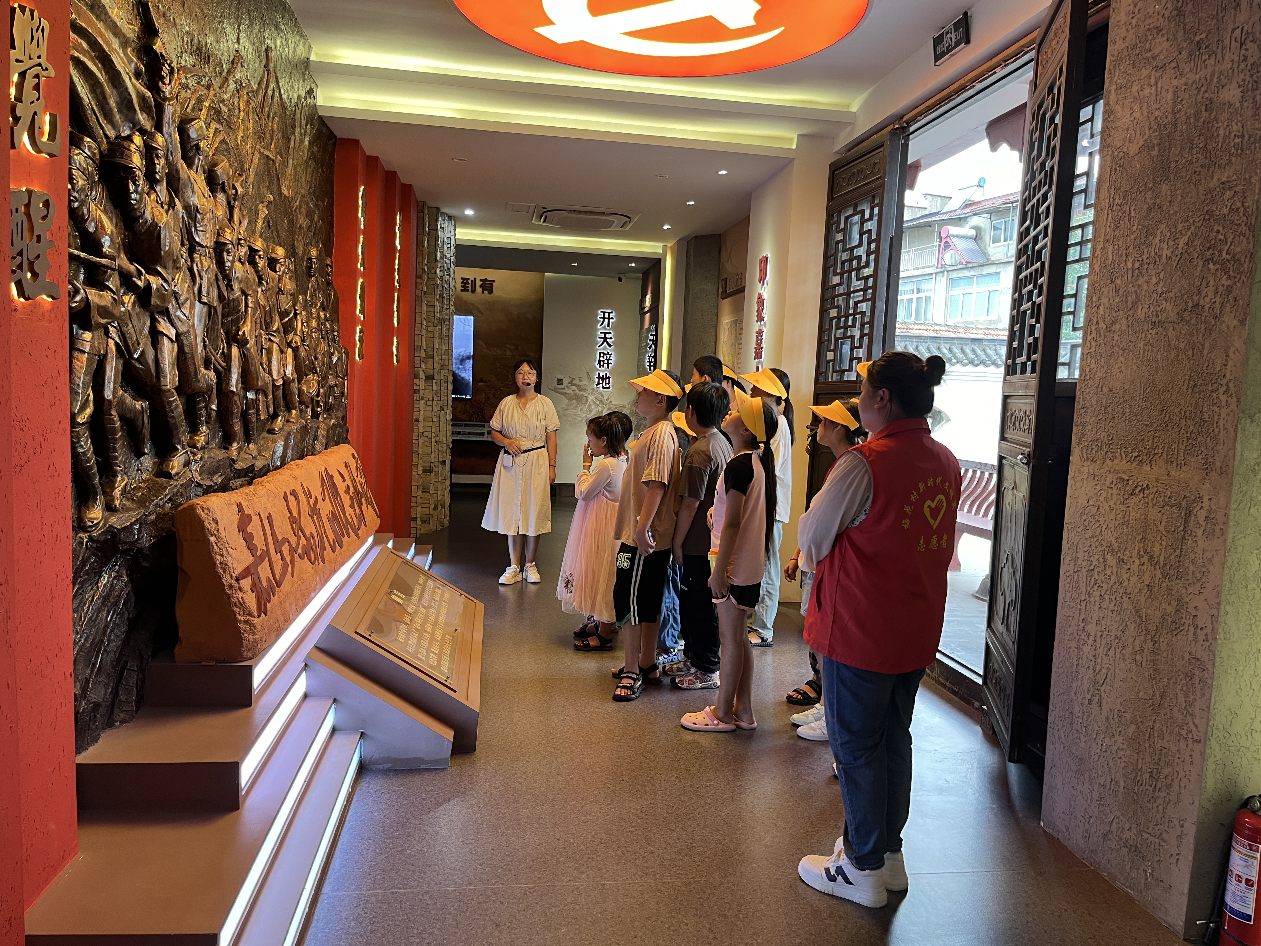 青少年儿童走进红色教育基地，开展爱国主义教育.jpg