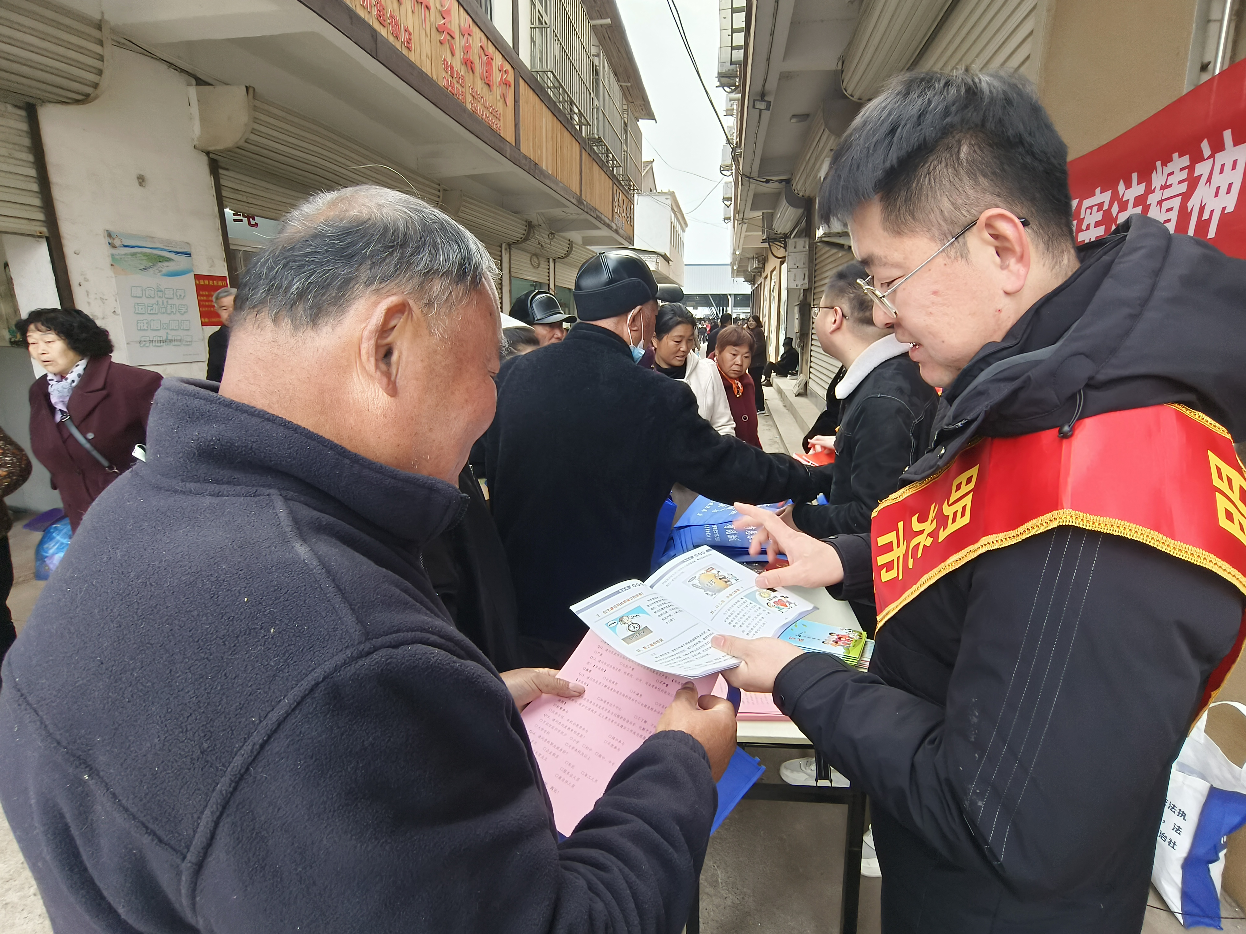 自来桥镇常态化开展普法宣传工作-进集市.jpg
