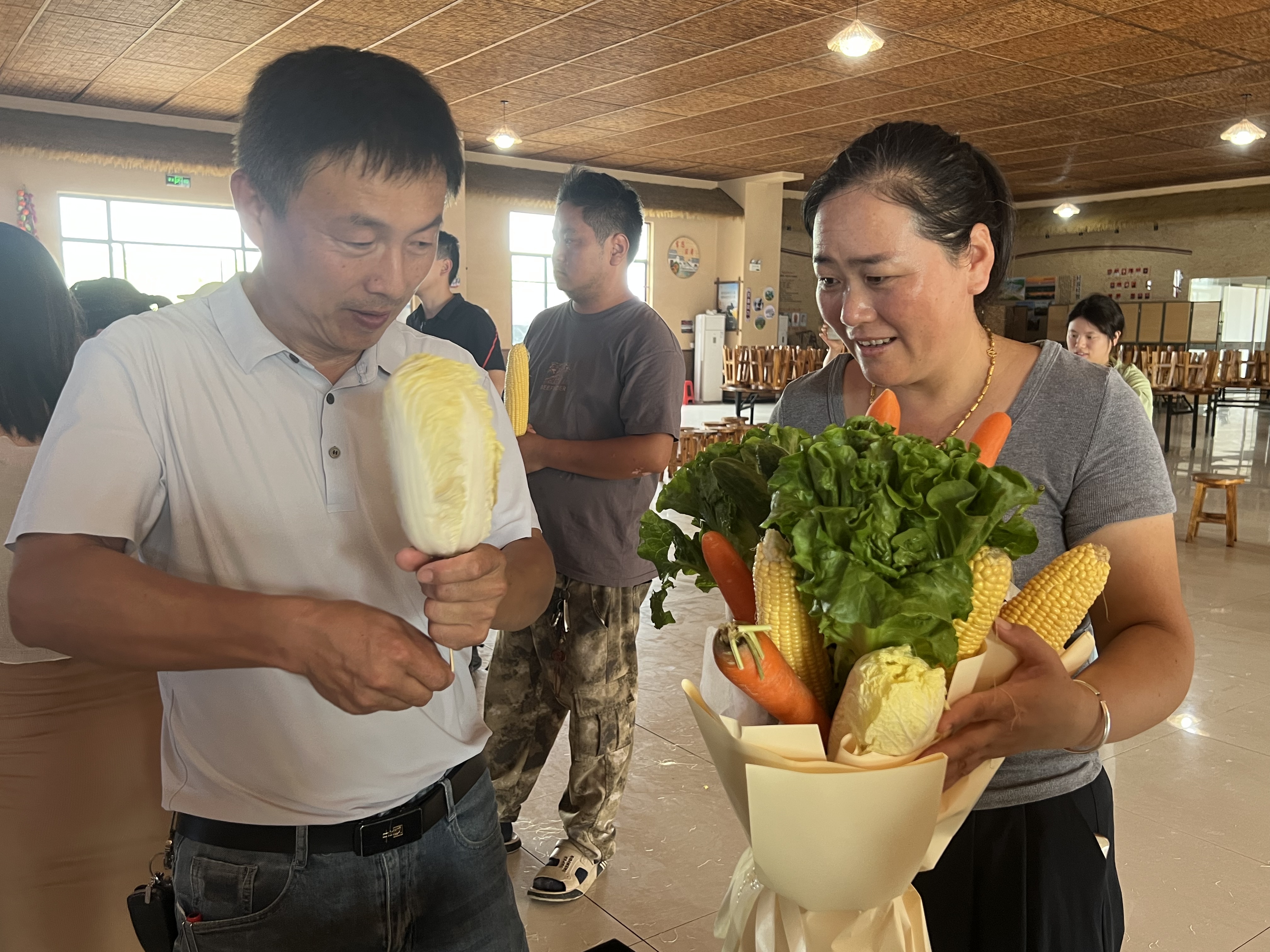 2025年8月28日下午，桥头镇新时代文明实践所联合市文明办在汉塘村幸福大礼堂组织开展明光市2025年“我们的节日·七夕”主题活动-“爱在七夕送‘情蔬’ ，和谐家风共传承” (3).jpg