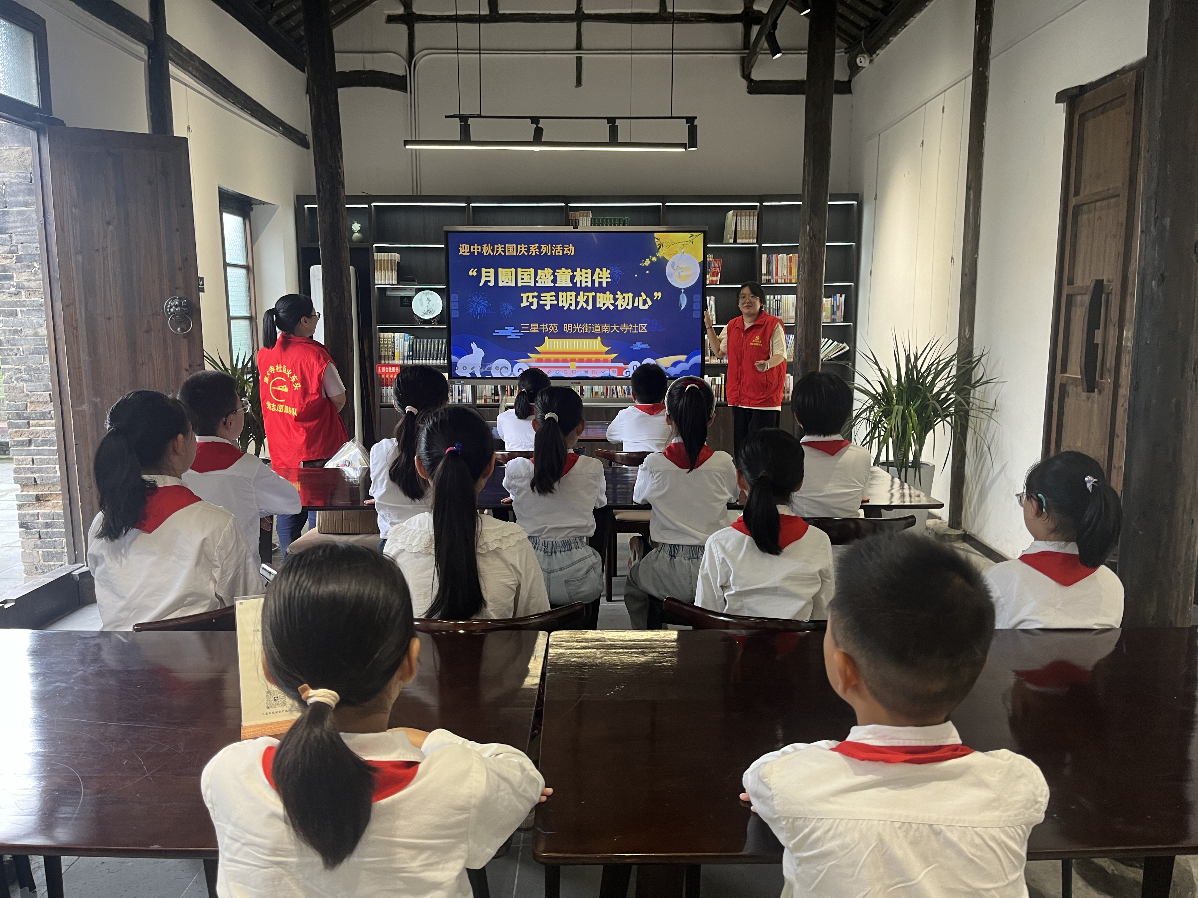 明光街道南大寺社区开展“月圆国盛童相伴 巧手明灯映初心”迎中秋庆国庆活动.jpg 明光街道南大寺社区开展“月圆国盛童相伴 巧手明灯映初心”迎中秋庆国庆活动.jpg