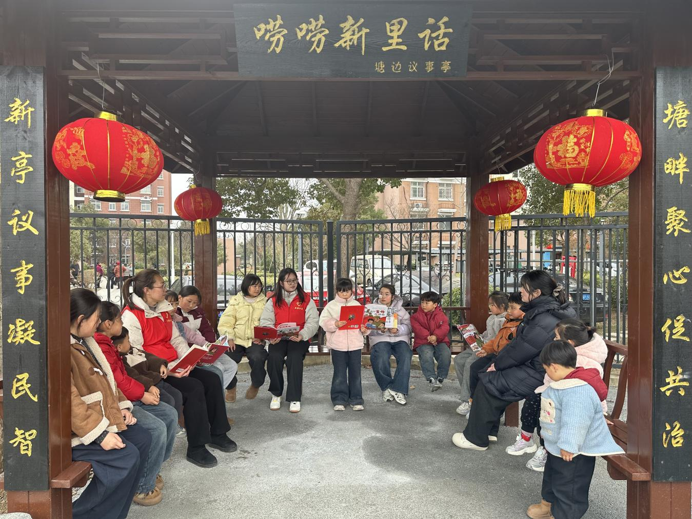 3月2日，明光市明东街道新塘社区新时代文明实践站依托塘边议事亭阵地组织开展“品读雷锋故事 弘扬雷锋精神”故事分享会.png