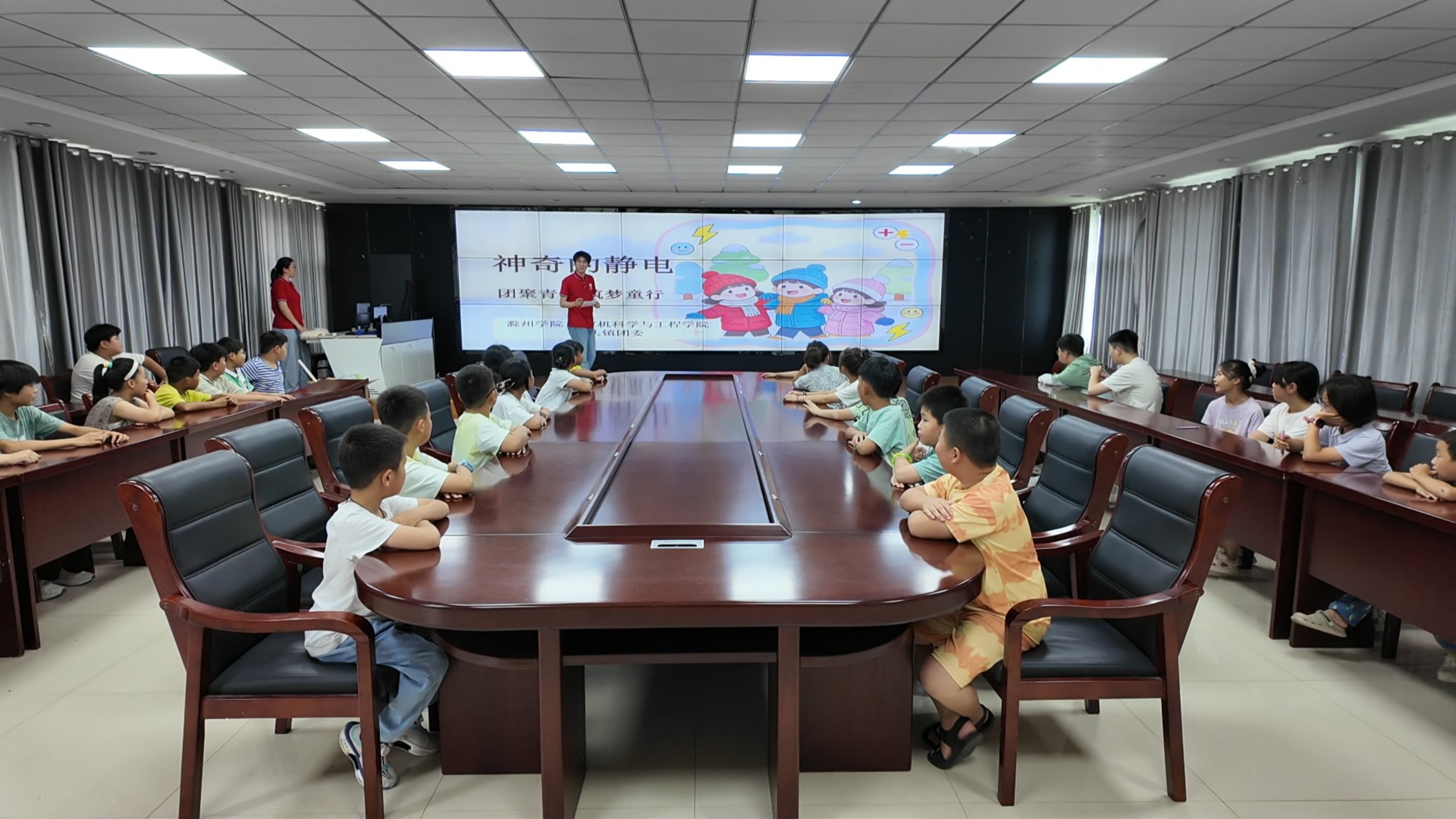 7月28日，明光市桥头镇“彩虹桥”暑托班开展“神奇的静电”趣味科学实验课.jpg