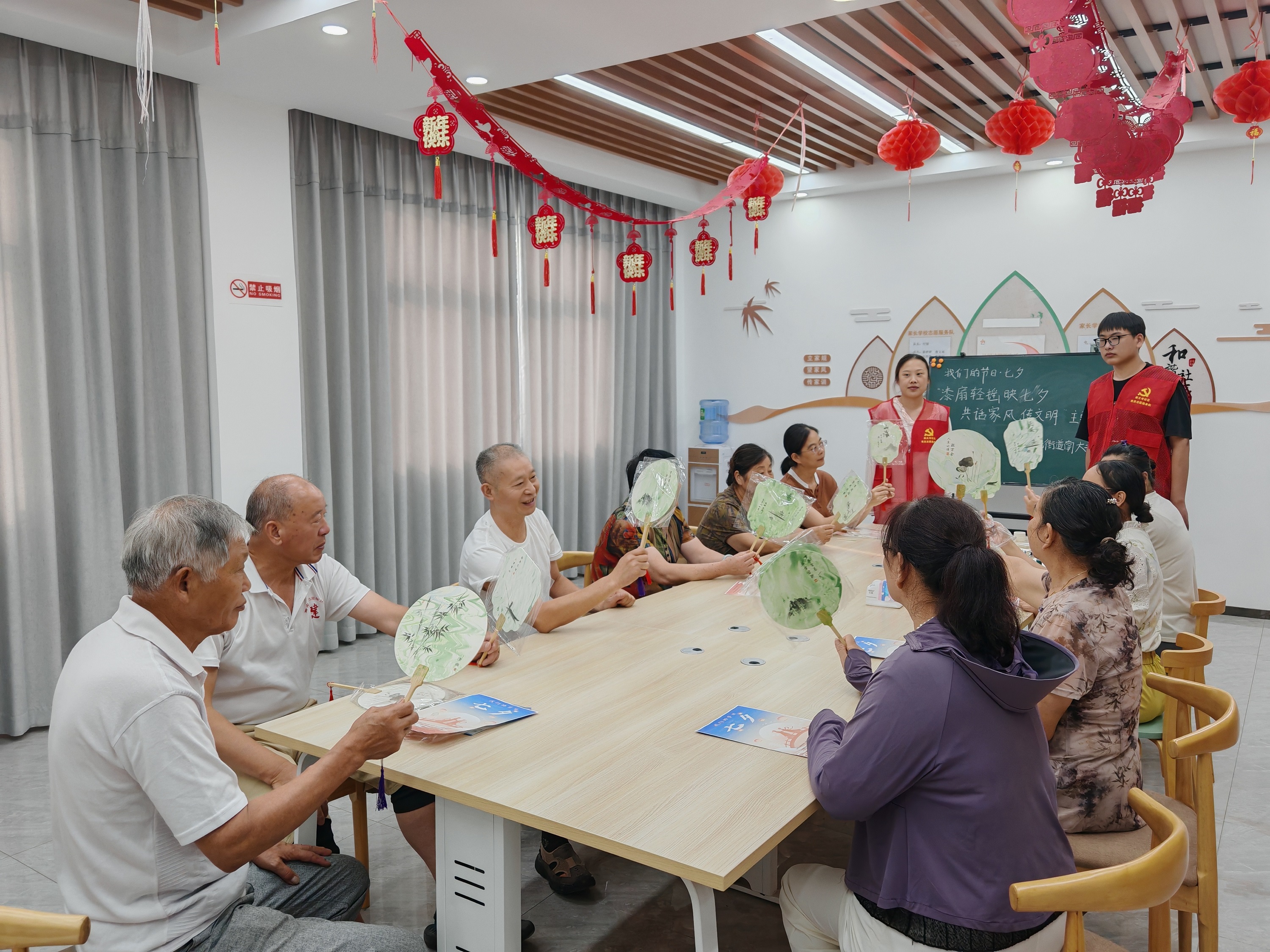 明光街道南大寺社区开展“漆扇轻摇映七夕 共话家风传文明”七夕主题文化活动 5.jpg