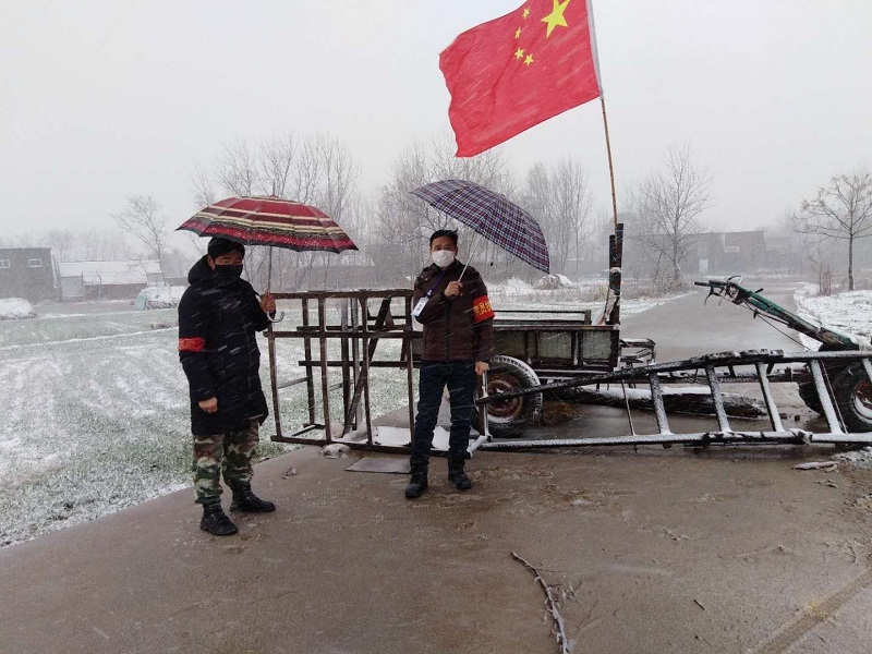 白伟冒雪带队坚守疫情防控第一线.jpg