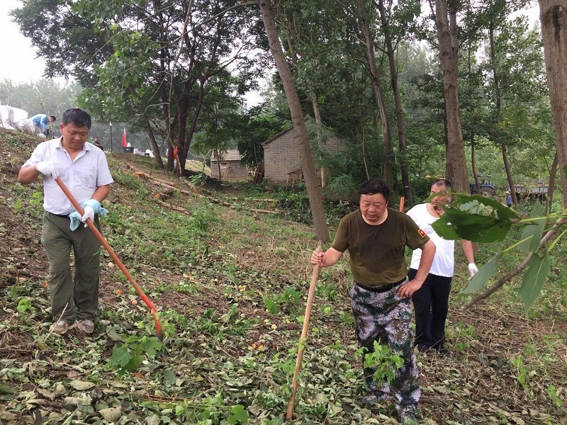 陈晓学（中间）指导并带头巡堤查险.jpg