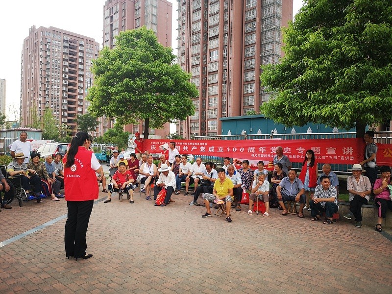 2021年7月15日明光市新时代文明实践志愿服务总队在沙坝小区开展党史专题宣讲.jpg