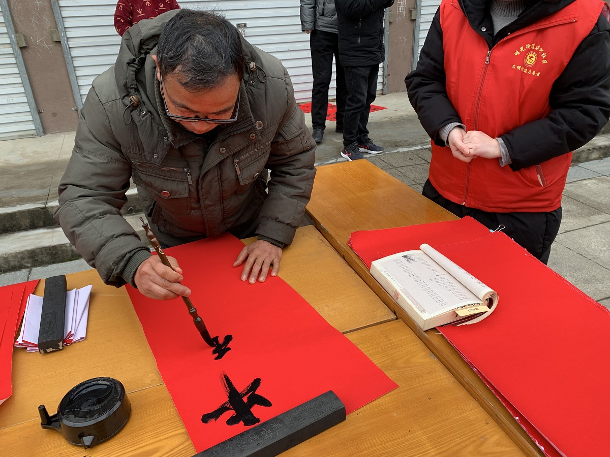 2022年1月25日滨河社区“迎新春写春联，情暖社区过大年”春节主题志愿活动-2.jpg