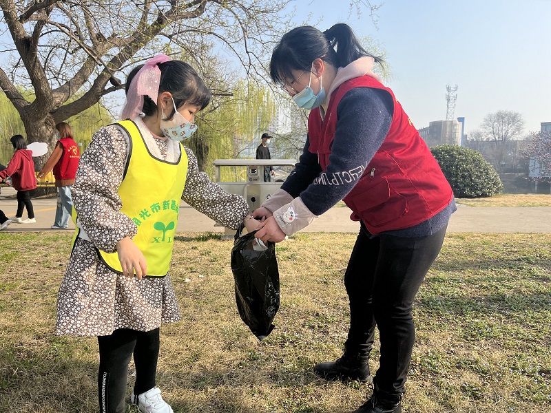 “小手拉大手 文明在行动”宣传实践活动 (1).jpg